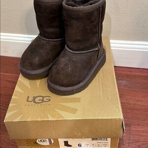 Kids UGG T Classic in Chocolate
